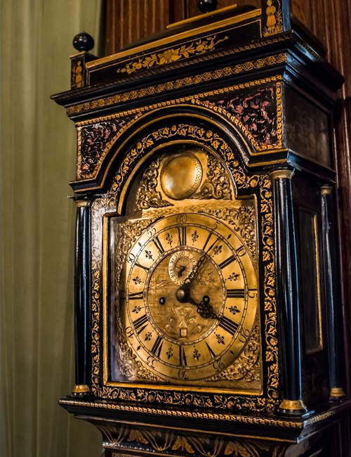 Mécanisme d'horloge ancien restauré avec soin