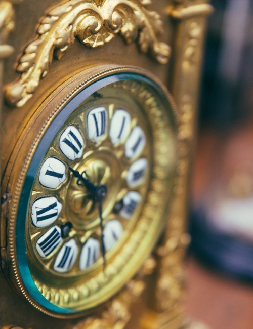 Détail d'un mécanisme d'horloge après réparation